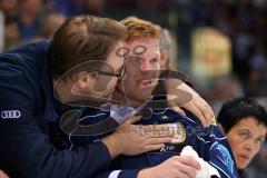 DEL - Eishockey - Finale 2015 - Spiel 6 - ERC Ingolstadt - Adler Mannheim - 1:3 - Mannheim Deutscher Meister 2015 - Christoph Gawlik (ERC 19) weint, wird getröstet von Arzt Olaf Büttner