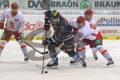 DEL - Eishockey - Playoff - Spiel 3 - ERC Ingolstadt - DEG Düsseldorf - rechts Corey Mapes (DEG 22) und Petr Taticek (ERC 17)