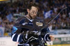 DEL - Eishockey - Finale 2015 - Spiel 2 - ERC Ingolstadt - Adler Mannheim - Doppeltorschütze Brandon Buck (ERC 9) nach dem Spiel