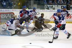 DEL - Eishockey - Finale 2015 - Spiel 6 - ERC Ingolstadt - Adler Mannheim - mitte am Boden John Laliberte (ERC 15) am Tor von Torwart Dennis Endras (MAN 44)