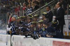 DEL - Eishockey - Playoff - Spiel 5 - ERC Ingolstadt - DEG Düsseldorf - Torjubel an der Bank Cheftrainer Larry Huras