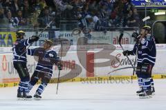 DEL - Eishockey - Playoff - Spiel 5 - ERC Ingolstadt - Iserlohn Roosters - Tor zur 3:2 Führung durch Dustin Friesen (ERC 14), Christoph Gawlik (ERC 19) und Björn Barta (ERC 33) jubeln