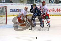 DEL - Eishockey - Playoff - Spiel 3 - ERC Ingolstadt - DEG Düsseldorf - Petr Taticek (ERC 17) scheitert an Torhüter Tyler Beskorowany (DEG 39)