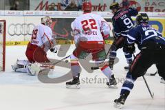DEL - Eishockey - Playoff - Spiel 1 - ERC Ingolstadt - DEG Düsseldorf - Brandon Buck (ERC 9) scheitert an Torhüter Tyler Beskorowany (DEG 39), mitte Corey Mapes (DEG 22)