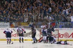 DEL - Eishockey - Playoff - Spiel 5 - ERC Ingolstadt - Iserlohn Roosters - Tor 4:3 durch Jeffrey Szwez (ERC 10) Jubel Sieg Fans Fahnen