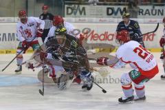 DEL - Eishockey - Playoff - Spiel 1 - ERC Ingolstadt - DEG Düsseldorf - Brandon Buck (ERC 9) knapp am Tor vorn Torhüter Tyler Beskorowany (DEG 39) wird von den Beinen geholt, rechts Kris Sparre (DEG 26)