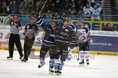 DEL - Eishockey - Finale 2015 - Spiel 2 - ERC Ingolstadt - Adler Mannheim - Patrick Hager (ERC 52) zieht Tor wird nicht gegeben, Jubel Christoph Gawlik (ERC 19)