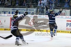 DEL - Eishockey - Finale 2015 - Spiel 2 - ERC Ingolstadt - Adler Mannheim - Jared Ross (ERC 42) überwindet Torwart Dennis Endras (MAN 44) und trifft zum 3:1 Tor Jubel Michel Périard (ERC 6)