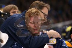 DEL - Eishockey - Finale 2015 - Spiel 6 - ERC Ingolstadt - Adler Mannheim - 1:3 - Mannheim Deutscher Meister 2015 - Christoph Gawlik (ERC 19) weint, wird getröstet von Arzt Olaf Büttner