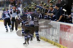 DEL - Play Off - Finale - Spiel 4 ERC Ingolstadt - Adler Mannheim - Abklatschen an der Bande beim Anschlusstreffer zum 2:3 von Michel Periard (#6 ERC Ingolstadt) - Foto: Jürgen Meyer