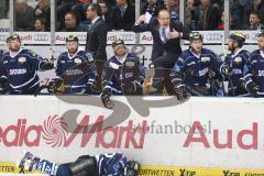 DEL - Eishockey - Playoff - Spiel 5 - ERC Ingolstadt - DEG Düsseldorf - Cheftrainer Larry Huras beschwert sich lautstark beim Schiedsrichter, Foul an Jared Ross (ERC 42)