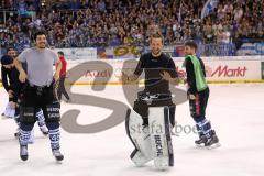 DEL - Eishockey - Playoff - Spiel 5 - ERC Ingolstadt - DEG Düsseldorf - ERC Sieg 6:2 Finaleinzug - Das Team vor den Fans Jubel Tanz links Alexandre Picard (ERC 45) und rechts Torwart Timo Pielmeier (ERC 51)