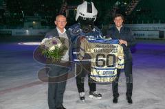 DEL - Playoff - Halbfinale - Spiel 3 - ERC Ingolstadt - DEG - Sportdirektor Jiri Ehrenberger (links) wird durch ERC Geschäftsführer Claus Gröbner zum 60. Geburttag gratuliert - Foto: Jürgen Meyer