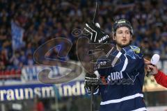 DEL - Eishockey - Finale 2015 - Spiel 2 - ERC Ingolstadt - Adler Mannheim - Doppeltorschütze Brandon Buck (ERC 9) nach dem Spiel