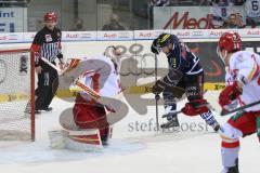 DEL - Eishockey - Playoff - Spiel 1 - ERC Ingolstadt - DEG Düsseldorf - Jared Ross (ERC 42) trifft den fliegenden Puck nicht linsk Torhüter Tyler Beskorowany (DEG 39)