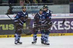 DEL - Eishockey - Playoff - Spiel 3 - ERC Ingolstadt - DEG Düsseldorf - Führungstreffer Tor Jubel durch Dustin Friesen (ERC 14), Jubel mit Derek Hahn (ERC 43) und links John Laliberte (ERC 15)