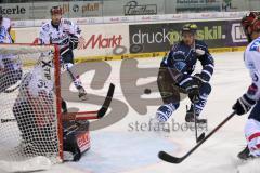 DEL - Eishockey - Playoff - Spiel 5 - ERC Ingolstadt - Iserlohn Roosters - rechts Benedikt Kohl (ERC 34) knapp am Tor von Torwart Dshunussow Daniar (Iserlohn 30)