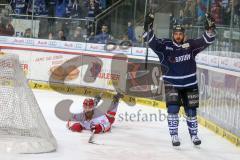 DEL - Eishockey - Playoff - Spiel 5 - ERC Ingolstadt - DEG Düsseldorf - Tor Jubel durch Thomas Greilinger (ERC 39) 4:1 mit links Petr Taticek (ERC 17), Travis Turnbull (DEG 71) am Boden