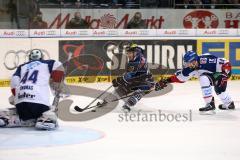 DEL - Eishockey - Finale 2015 - Spiel 2 - ERC Ingolstadt - Adler Mannheim - Christoph Gawlik (ERC 19) knapp am Tor von Torwart Dennis Endras (MAN 44) rechst Steve Wagner (MAN 14)