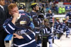 DEL - Eishockey - Finale 2015 - Spiel 6 - ERC Ingolstadt - Adler Mannheim - 1:3 - Mannheim Deutscher Meister 2015 - Frust bei den Panthern, Christoph Gawlik (ERC 19) weint