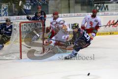 DEL - Eishockey - Playoff - Spiel 1 - ERC Ingolstadt - DEG Düsseldorf - Patrick Hager (ERC 52) verpasst den Puck am Tor von Torhüter Tyler Beskorowany (DEG 39)