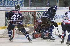 DEL - Eishockey - Playoff - Spiel 5 - ERC Ingolstadt - Iserlohn Roosters - Aaron Brocklehurst (ERC 4) trifft von hinten ins Tor von Torwart Dshunussow Daniar (Iserlohn 30), links Derek Hahn (ERC 43) jubelt