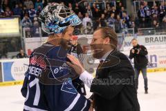 DEL - Eishockey - Playoff - Spiel 5 - ERC Ingolstadt - DEG Düsseldorf - ERC Sieg 6:2 Finaleinzug - Torwart Timo Pielmeier (ERC 51) und Cheftrainer Christof Kreutzer (DEG) nach dem Spiel Gratulation