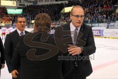 DEL - Eishockey - Playoff - Spiel 5 - ERC Ingolstadt - DEG Düsseldorf - ERC Sieg 6:2 Finaleinzug - die Trainer nach dem Spiel auf dem Eis links Co-Trainer Emanuel Viveiros und rechts Cheftrainer Larry Huras geht schnell an Cheftrainer Christof Kreutzer (D