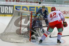 DEL - Playoff - Halbfinale - Spiel 3 - ERC Ingolstadt - DEG - Alexei Dmitriew #42 scheitert an Timo Pielmeier (#51 ERC Ingolstadt) - Foto: Jürgen Meyer