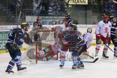 DEL - Eishockey - Playoff - Spiel 3 - ERC Ingolstadt - DEG Düsseldorf - Tor zum Ausgleich 1:1 durch Brandon Buck (ERC 9), links Thomas Greilinger (ERC 39) und Christoph Gawlik (ERC 19) jubeln
