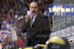 DEL - Eishockey - Playoff - Spiel 1 - ERC Ingolstadt - DEG Düsseldorf - Cheftrainer Larry Huras schreit an der Band