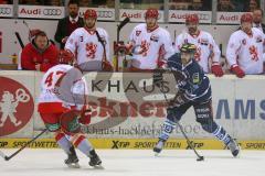 DEL - Eishockey - Playoff - Spiel 3 - ERC Ingolstadt - DEG Düsseldorf - Alexandre Picard (ERC 45) vor der Gegner Band