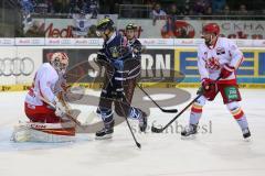 DEL - Eishockey - Playoff - Spiel 1 - ERC Ingolstadt - DEG Düsseldorf - Petr Taticek (ERC 17) scheitert an Torhüter Tyler Beskorowany (DEG 39), rechts Stephan Daschner (DEG 3)