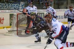 DEL - Eishockey - Playoff - Spiel 5 - ERC Ingolstadt - Iserlohn Roosters - Run um den Puck, mitte Ryan MacMurchy (ERC 27) und rechts Blank Boris (Iserlohn 42)