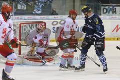 DEL - Eishockey - Playoff - Spiel 3 - ERC Ingolstadt - DEG Düsseldorf - Petr Taticek (ERC 17) scheitert an Torhüter Tyler Beskorowany (DEG 39)