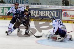 DEL - Playoff - Viertelfinale - 7. Spiel - ERC Ingolstadt - Iserlohn Roosters - Björn Barta (#33 ERC Ingolstadt) - Mathias Lange Torwart Iserlohn - Foto: Jürgen Meyer