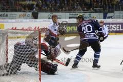 DEL - Eishockey - Playoff - Spiel 5 - ERC Ingolstadt - Iserlohn Roosters - Jeffrey Szwez (ERC 10) scheitert an Torwart Dshunussow Daniar (Iserlohn 30)