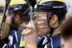 DEL - Playoff - Viertelfinale - 7. Spiel - ERC Ingolstadt - Iserlohn Roosters - Benedikt Schopper (#11 ERC Ingolstadt) nimmt einen Energieriegel zu sich - Foto: Jürgen Meyer