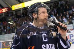 DEL - Eishockey - Playoff - Spiel 5 - ERC Ingolstadt - DEG Düsseldorf - ERC Sieg 6:2 Finaleinzug - Das Team vor den Fans Jubel Patrick Köppchen (ERC 55) bedankt sich bei den Fans