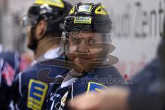 DEL - Eishockey - Playoff - Spiel 5 - ERC Ingolstadt - DEG Düsseldorf - Gute Laune an der Bank Derek Hahn (ERC 43)