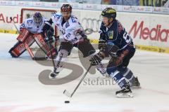 DEL - Eishockey - Playoff - Spiel 5 - ERC Ingolstadt - Iserlohn Roosters - Patrick Hager (ERC 52), hinten Jares Richard (Iserlohn 18)