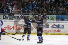 DEL - Eishockey - Finale 2015 - Spiel 2 - ERC Ingolstadt - Adler Mannheim - Patrick Hager (ERC 52) zieht Tor wird nicht gegeben, Jubel Christoph Gawlik (ERC 19)