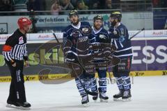 DEL - Eishockey - Playoff - Spiel 3 - ERC Ingolstadt - DEG Düsseldorf - Führungstreffer Tor Jubel durch Dustin Friesen (ERC 14), Jubel mit Derek Hahn (ERC 43) und links John Laliberte (ERC 15)