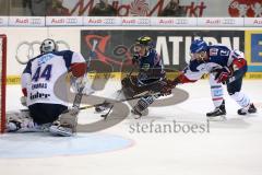 DEL - Eishockey - Finale 2015 - Spiel 2 - ERC Ingolstadt - Adler Mannheim - Christoph Gawlik (ERC 19) knapp am Tor von Torwart Dennis Endras (MAN 44) rechst Steve Wagner (MAN 14)