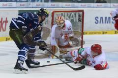 DEL - Eishockey - Playoff - Spiel 3 - ERC Ingolstadt - DEG Düsseldorf - John Laliberte (ERC 15) scheitert Torhüter Tyler Beskorowany (DEG 39)