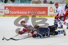 DEL - Eishockey - Playoff - Spiel 3 - ERC Ingolstadt - DEG Düsseldorf - Zweikampf umd den Puck links Alexander Preibisch (DEG 29) und Christoph Gawlik (ERC 19)