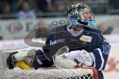 DEL - Eishockey - Finale 2015 - Spiel 2 - ERC Ingolstadt - Adler Mannheim - Torwart Timo Pielmeier (ERC 51) unter Beschuß