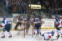 DEL - Eishockey - Finale 2015 - Spiel 6 - ERC Ingolstadt - Adler Mannheim - Christoph Gawlik (ERC 19) im Alleingang, Torwart Dennis Endras (MAN 44) keine Chance, Tor 1:0 Ingolstadt Jubel mit Thomas Greilinger (ERC 39)