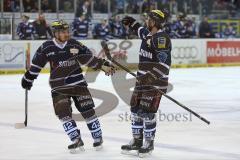 DEL - Eishockey - Playoff - Spiel 5 - ERC Ingolstadt - Iserlohn Roosters - Aaron Brocklehurst (ERC 4) trifft von hinten ins Tor 1:0 Jubel mit Jared Ross (ERC 42)