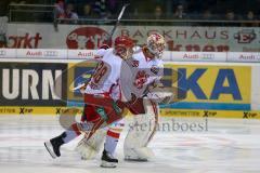 DEL - Eishockey - Playoff - Spiel 1 - ERC Ingolstadt - DEG Düsseldorf - Sieg für Düsseldorf in der Verlängerung Jakub Ficenec (DEG 38) gratuliert Torhüter Tyler Beskorowany (DEG 39)